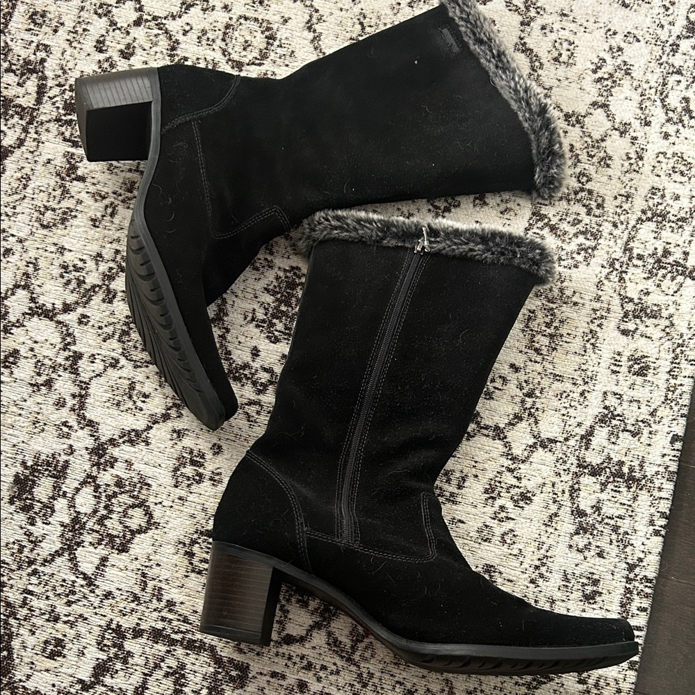 Elegant Black Fur-Lined Women's Boots